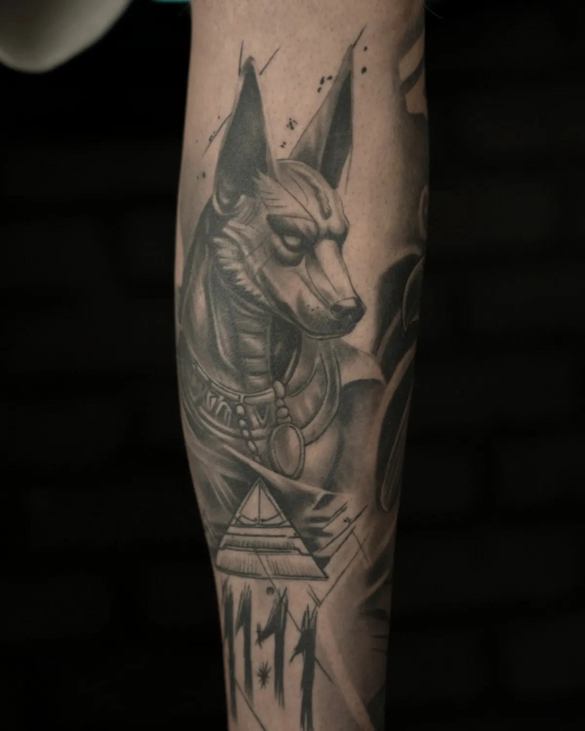 Cap de Anubis cu piramidă și 11:11 pe gambă, vindecat